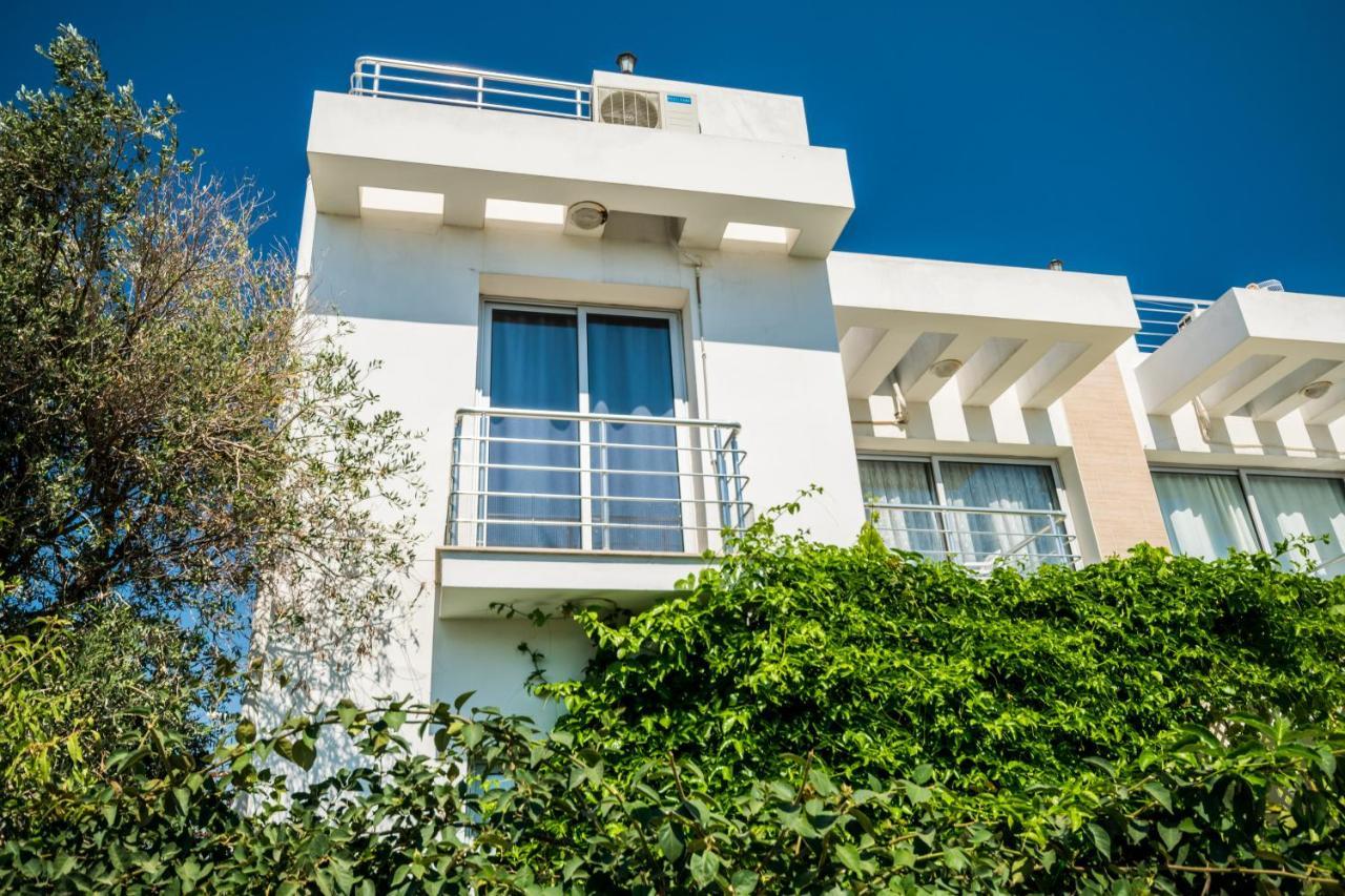 Amazing Two-Bedroom Apartment In Residence Lukomorye D1 With Private Garden Karavas  Eksteriør bilde